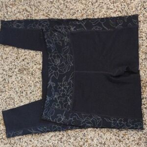 SKETCHERS size medium black with gray flowers leggings
